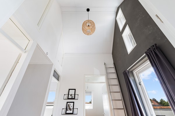 Foto - Verkocht onder voorbehoud: wonen aan het water met luxe, rust en een eigen aanlegsteiger!